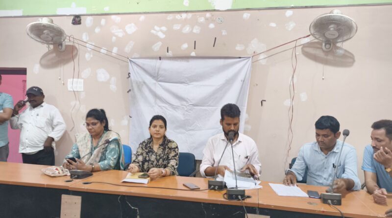 "कोई वैध मतदाता छूटे नहीं, कोई अवैध जुटे नहीं" - बीडीओ ने बीएलओ को दिए सख्त निर्देश