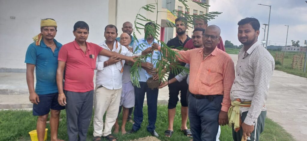 शिवाजीनगर में हरित क्रांति: 'एक पेड़ माता-पिता के नाम' अभियान के तहत फलदार एवं छायादार पौधरोपण शिवाजीनगर में हरित क्रांति: 'एक पेड़ माता-पिता के नाम' अभियान के तहत फलदार एवं छायादार पौधरोपण