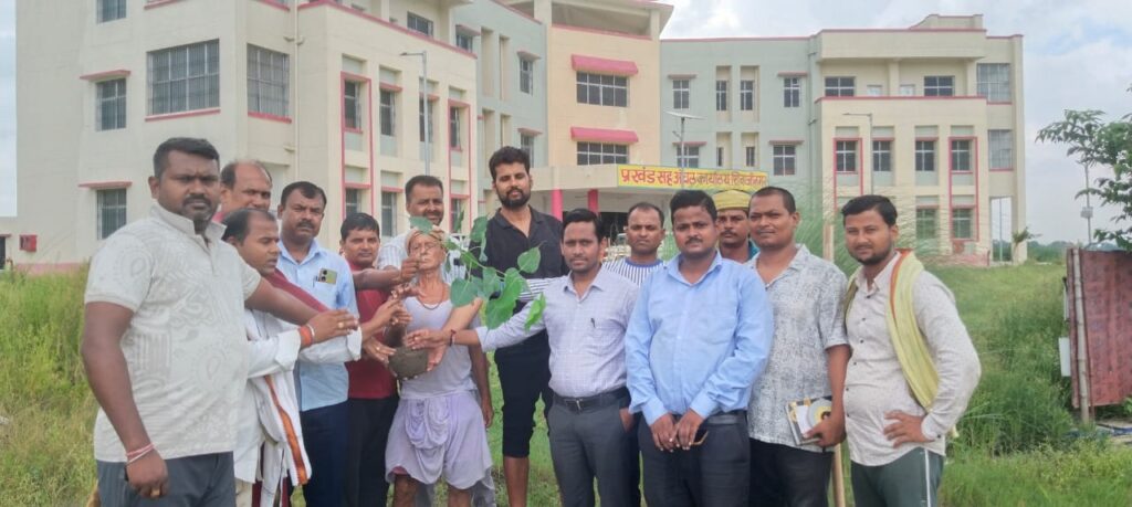 शिवाजीनगर में हरित क्रांति: 'एक पेड़ माता-पिता के नाम' अभियान के तहत फलदार एवं छायादार पौधरोपण शिवाजीनगर में हरित क्रांति: 'एक पेड़ माता-पिता के नाम' अभियान के तहत फलदार एवं छायादार पौधरोपण