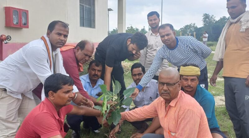 शिवाजीनगर में हरित क्रांति: 'एक पेड़ माता-पिता के नाम' अभियान के तहत फलदार एवं छायादार पौधरोपण