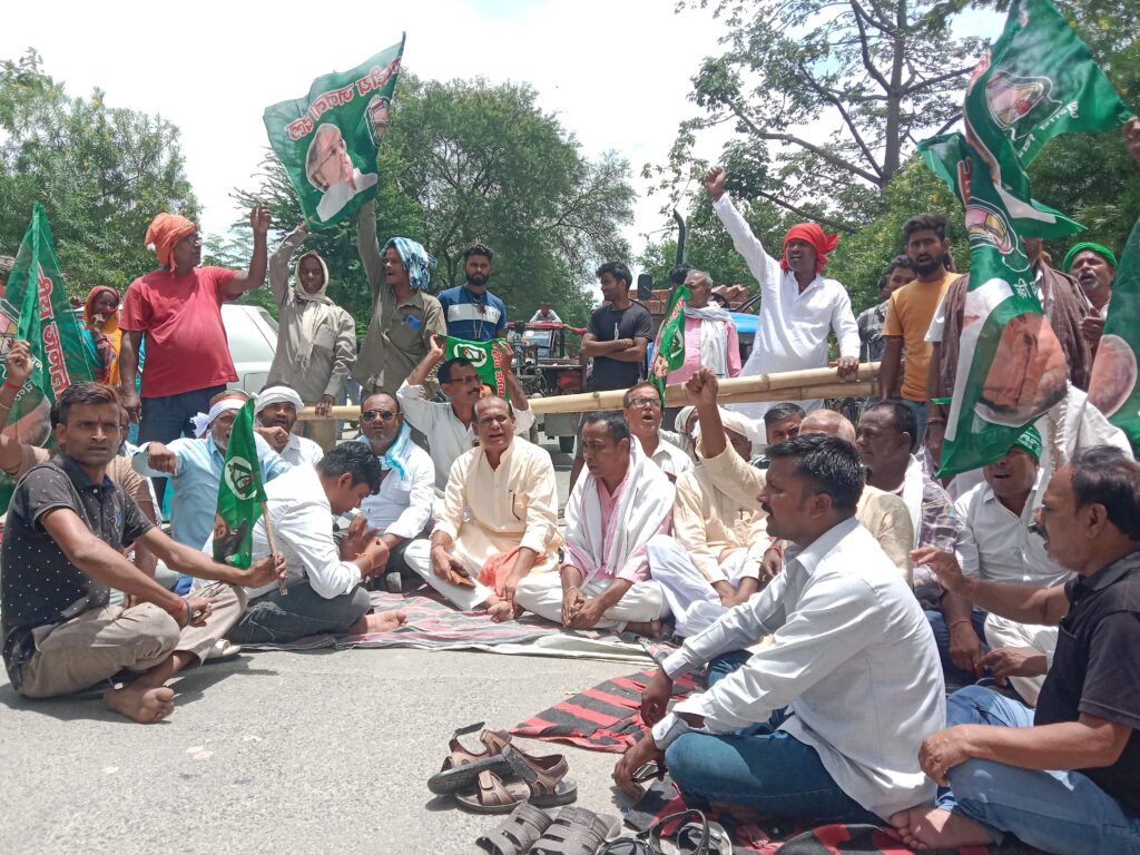महागठबंधन का चुनाव आयोग के खिलाफ जोरदार प्रदर्शन, शिवाजीनगर में चक्का जाम
