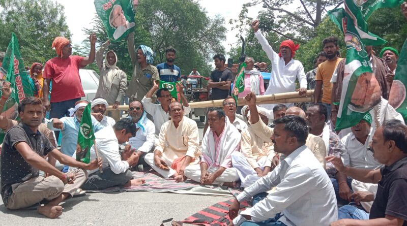 महागठबंधन का चुनाव आयोग के खिलाफ जोरदार प्रदर्शन, शिवाजीनगर में चक्का जाम