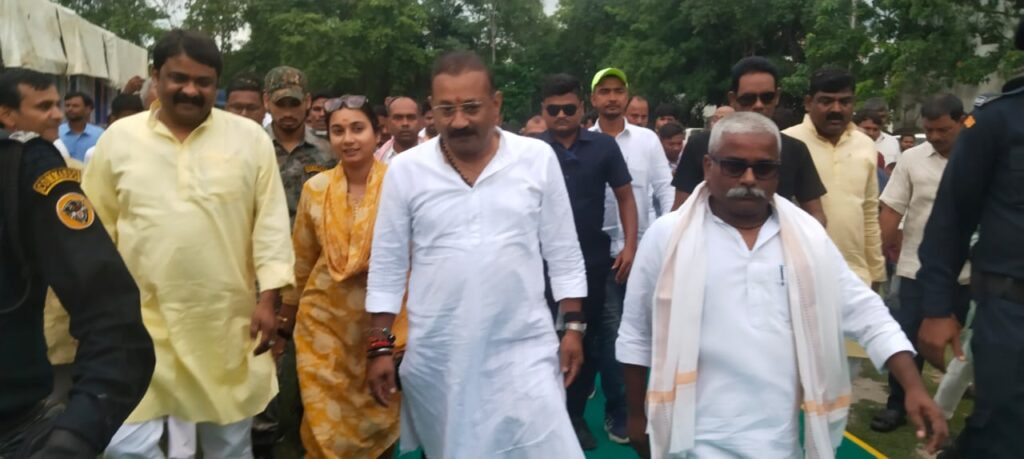 332 करोड़ की विकास योजनाओं का हुआ शिलान्यास, मंत्री डॉ. अशोक चौधरी और सांसद शांभवी ने किया जनसंवाद 332 करोड़ की विकास योजनाओं का हुआ शिलान्यास, मंत्री डॉ. अशोक चौधरी और सांसद शांभवी ने किया जनसंवाद