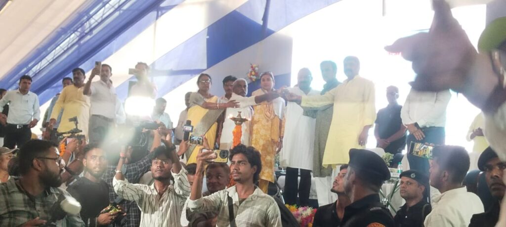 332 करोड़ की विकास योजनाओं का हुआ शिलान्यास, मंत्री डॉ. अशोक चौधरी और सांसद शांभवी ने किया जनसंवाद