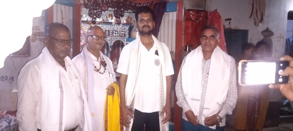 गुरु पूर्णिमा के पावन अवसर पर मठ-मंदिरों में उमड़ी भक्तों की भीड़ गुरु पूर्णिमा के पावन अवसर पर मठ-मंदिरों में उमड़ी भक्तों की भीड़