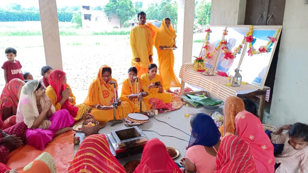 गुरु पूर्णिमा के पावन अवसर पर मठ-मंदिरों में उमड़ी भक्तों की भीड़ गुरु पूर्णिमा के पावन अवसर पर मठ-मंदिरों में उमड़ी भक्तों की भीड़