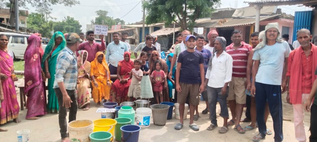 नरसिंहां गांव टोले ठिकारी में पेयजल संकट से जनता का गुस्सा फूटा, सड़क जाम