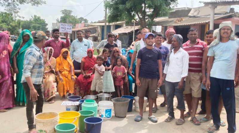 नरसिंहां गांव टोले ठिकारी में पेयजल संकट से जनता का गुस्सा फूटा, सड़क जाम