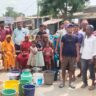 नरसिंहां गांव टोले ठिकारी में पेयजल संकट से जनता का गुस्सा फूटा, सड़क जाम