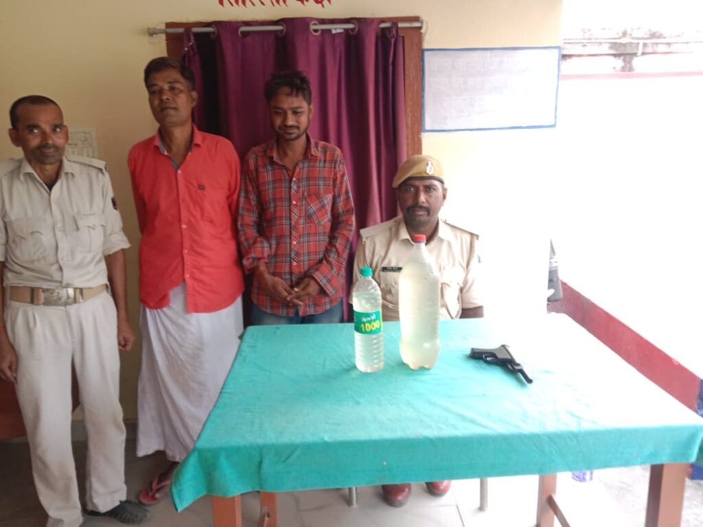 दो युवक अवैध हथियार एवं देशी शराब के साथ गिरफ्तार