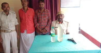 दो युवक अवैध हथियार एवं देशी शराब के साथ गिरफ्तार