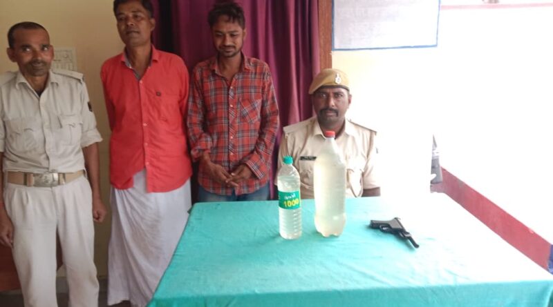 दो युवक अवैध हथियार एवं देशी शराब के साथ गिरफ्तार