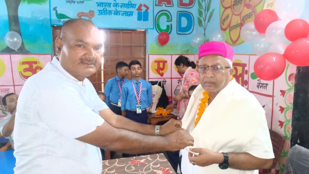 कलवारा उत्क्रमित मध्य विद्यालय में शिक्षक-शिक्षिकाओं का भावपूर्ण विदाई सम्मान समारोह आयोजित कलवारा उत्क्रमित मध्य विद्यालय में शिक्षक-शिक्षिकाओं का भावपूर्ण विदाई सम्मान समारोह आयोजित
