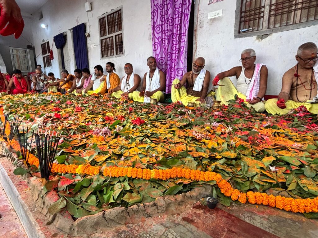 रामभद्रपुर में ढाई लाख पार्थिव शिवलिंग की भव्य पूजा, श्रद्धालुओं ने किया जलाभिषेक