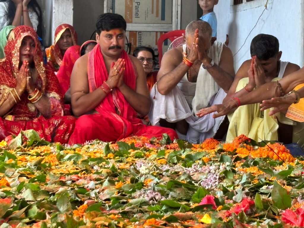 रामभद्रपुर में ढाई लाख पार्थिव शिवलिंग की भव्य पूजा, श्रद्धालुओं ने किया जलाभिषेक