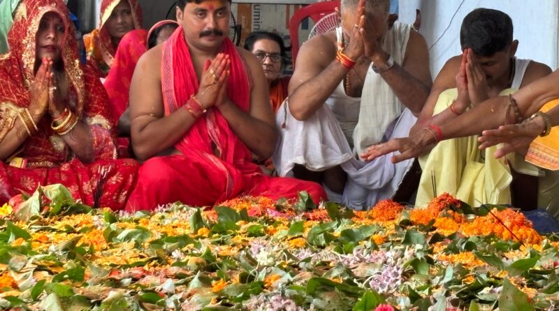 रामभद्रपुर में ढाई लाख पार्थिव शिवलिंग की भव्य पूजा, श्रद्धालुओं ने किया जलाभिषेक