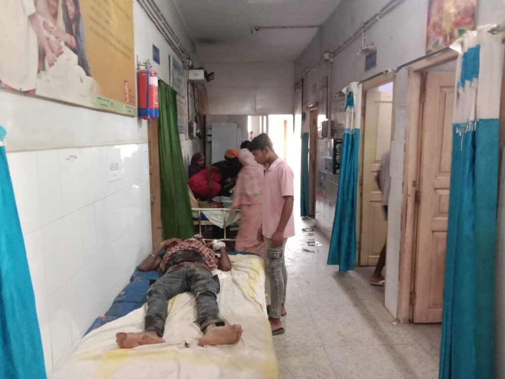 एक ही बाइक पर सवार चार युवक दुर्घटनाग्रस्त, तीन को रेफर, एक का इलाज जारी
