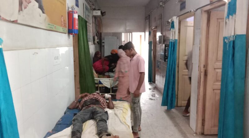 एक ही बाइक पर सवार चार युवक दुर्घटनाग्रस्त, तीन को रेफर, एक का इलाज जारी