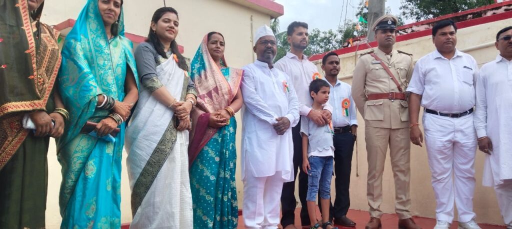 स्वतंत्रता दिवस के अवसर पर प्रखंड क्षेत्र में ध्वजारोहण समारोह का आयोजन स्वतंत्रता दिवस के अवसर पर प्रखंड क्षेत्र में ध्वजारोहण समारोह का आयोजन
