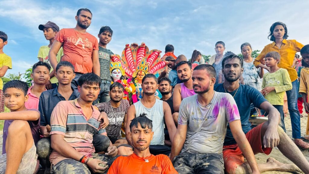 बुनियादपुर में मटका फोड़ प्रतियोगिता का जोरदार आयोजन, स्थानीय टीम ने जीता खिताब