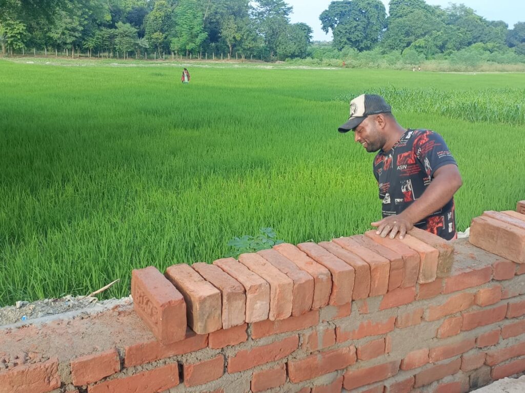 मथुरापुर में नाले के 'ऊंचे' निर्माण को लेकर ग्रामीणों में आक्रोश, बीडीओ को सौंपा ज्ञापन