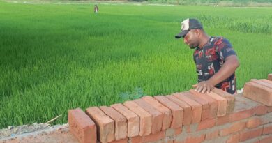 मथुरापुर में नाले के 'ऊंचे' निर्माण को लेकर ग्रामीणों में आक्रोश, बीडीओ को सौंपा ज्ञापन मथुरापुर में नाले के 'ऊंचे' निर्माण को लेकर ग्रामीणों में आक्रोश, बीडीओ को सौंपा ज्ञापन