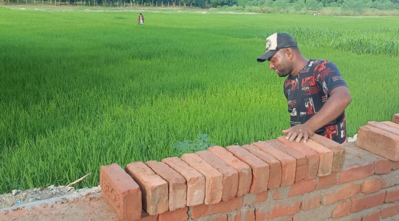मथुरापुर में नाले के 'ऊंचे' निर्माण को लेकर ग्रामीणों में आक्रोश, बीडीओ को सौंपा ज्ञापन