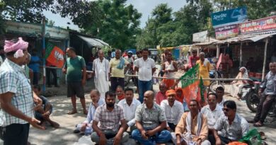 शिवाजीनगर: PM मोदी की दिवंगत मां पर अभद्र टिप्पणी के खिलाफ BJP का चक्का जाम, कर्पूरी चौक पर गूंजे नारे