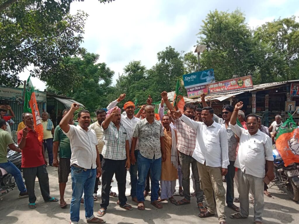 शिवाजीनगर: PM मोदी की दिवंगत मां पर अभद्र टिप्पणी के खिलाफ BJP का चक्का जाम, कर्पूरी चौक पर गूंजे नारे