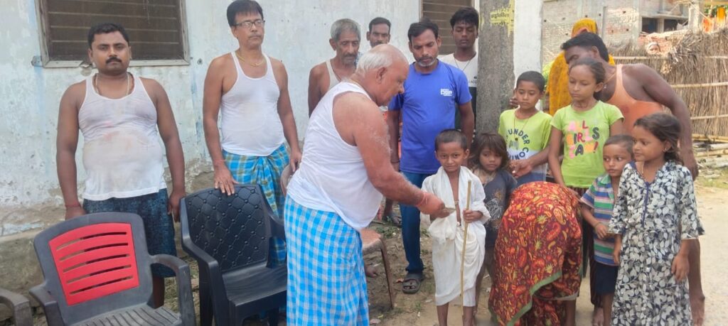 शिवाजीनगर: पिता की मृत्यु पर 'अपन मैट पैन ग्रुप' बना नौनिहाल का सहारा, आर्थिक मदद देकर पेश की मानवता की मिसाल