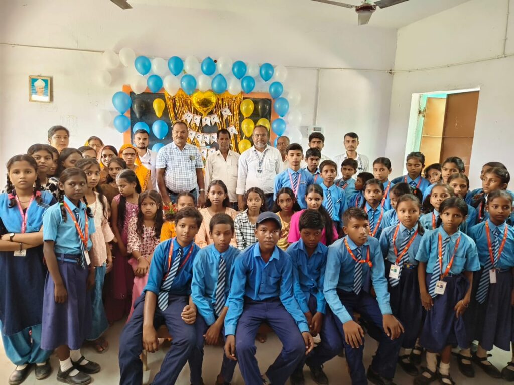 उत्क्रमित मध्य विद्यालय कलवारा में शिक्षक दिवस की धूम, छात्रों ने केक काटकर और उपहार देकर गुरुओं को किया सम्मानित