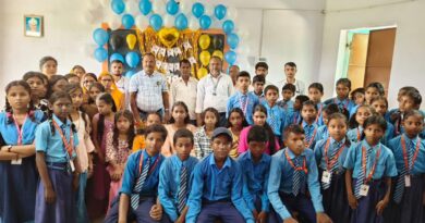 उत्क्रमित मध्य विद्यालय कलवारा में शिक्षक दिवस की धूम, छात्रों ने केक काटकर और उपहार देकर गुरुओं को किया सम्मानित उत्क्रमित मध्य विद्यालय कलवारा में शिक्षक दिवस की धूम, छात्रों ने केक काटकर और उपहार देकर गुरुओं को किया सम्मानित