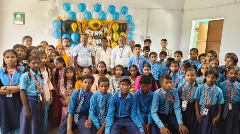 उत्क्रमित मध्य विद्यालय कलवारा में शिक्षक दिवस की धूम, छात्रों ने केक काटकर और उपहार देकर गुरुओं को किया सम्मानित