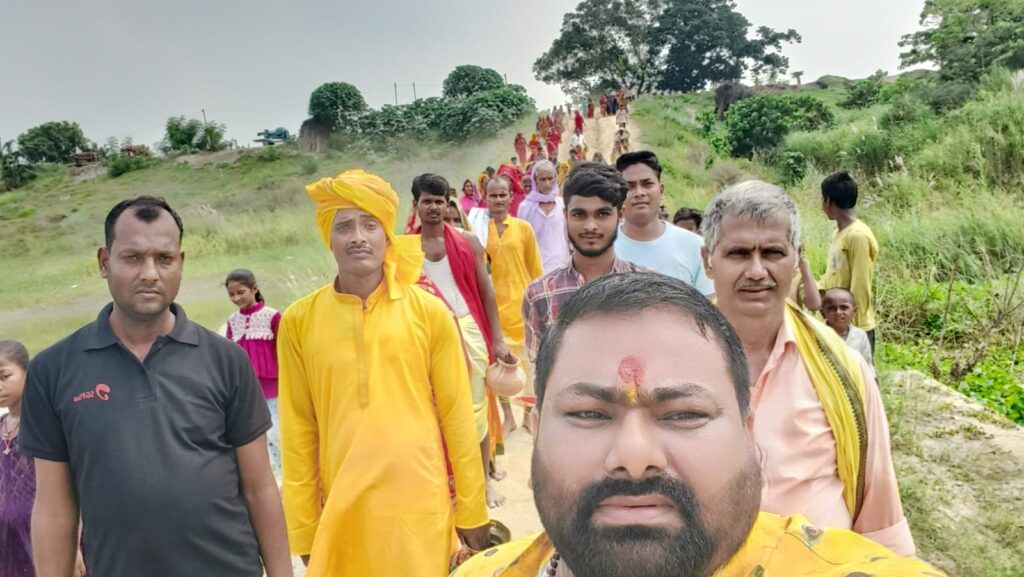 शंकरपुर में नवाह महायज्ञ का भव्य शुभारंभ, कलश यात्रा से गूंजा महदेवा गांव