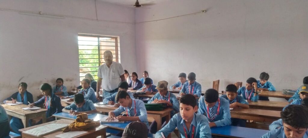 शिवाजी नगर के स्कूलों में परीक्षा का उत्साह, गणित के सवालों में उलझे नन्हे-मुन्ने छात्र!