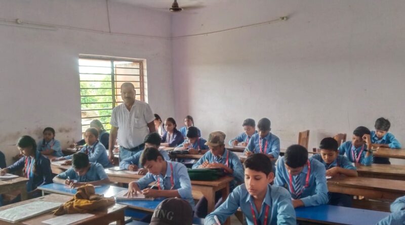 शिवाजी नगर के स्कूलों में परीक्षा का उत्साह, गणित के सवालों में उलझे नन्हे-मुन्ने छात्र!