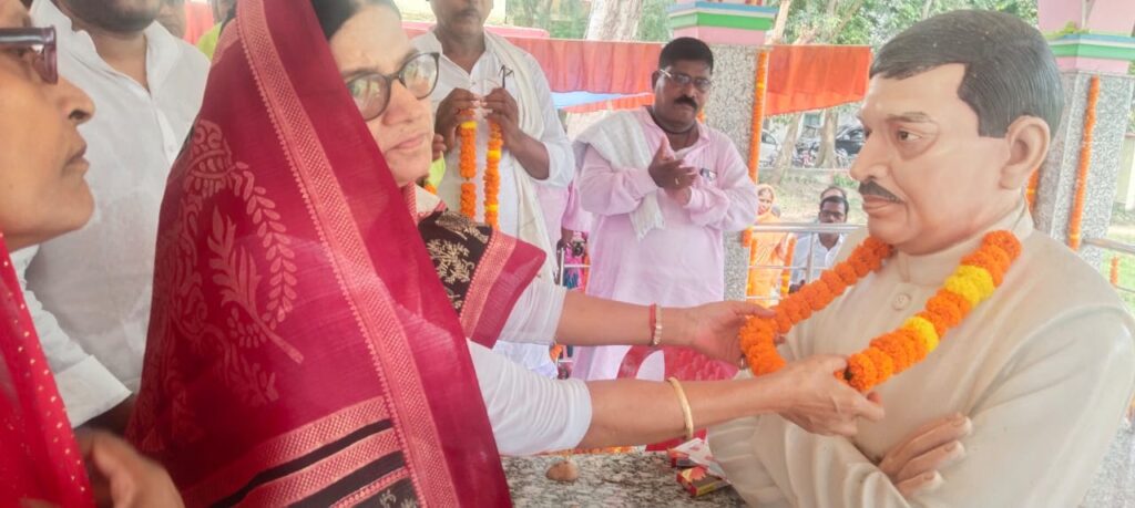 पूर्व मंत्री गजेंद्र प्रसाद सिंह की 10वीं पुण्यतिथि पर उमड़ा जनसैलाब, डॉ. उर्मिला सिन्हा को वारिसनगर से उम्मीदवार बनाने की उठी जोरदार मांग