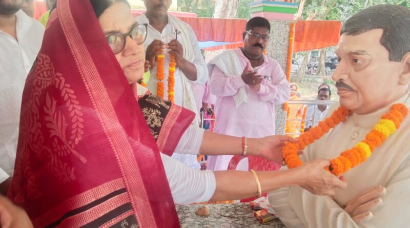 पूर्व मंत्री गजेंद्र प्रसाद सिंह की 10वीं पुण्यतिथि पर उमड़ा जनसैलाब, डॉ. उर्मिला सिन्हा को वारिसनगर से उम्मीदवार बनाने की उठी जोरदार मांग