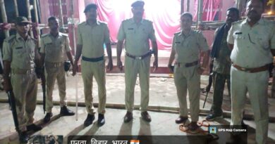 दुर्गा पूजा में शांति व्यवस्था को लेकर हथौड़ी पुलिस का फ्लैग मार्च, चप्पे-चप्पे पर रहेगी नजर दुर्गा पूजा में शांति व्यवस्था को लेकर हथौड़ी पुलिस का फ्लैग मार्च, चप्पे-चप्पे पर रहेगी नजर