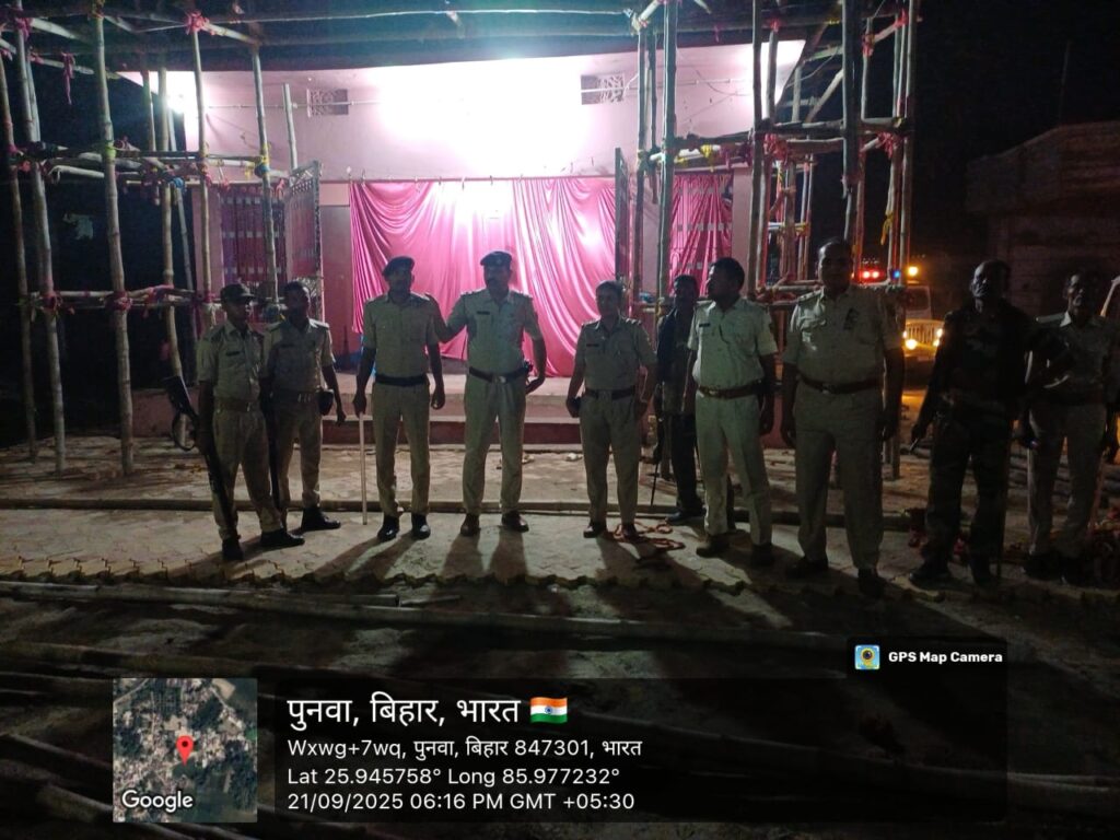 दुर्गा पूजा में शांति व्यवस्था को लेकर हथौड़ी पुलिस का फ्लैग मार्च, चप्पे-चप्पे पर रहेगी नजर दुर्गा पूजा में शांति व्यवस्था को लेकर हथौड़ी पुलिस का फ्लैग मार्च, चप्पे-चप्पे पर रहेगी नजर