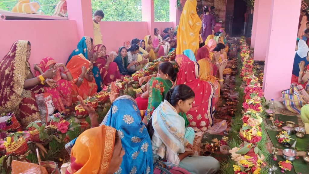 आस्था का संगम: मां कात्यायनी की भव्य पूजा और बेल निमंत्रण जुलूस से गुंजायमान हुआ शिवाजीनगर