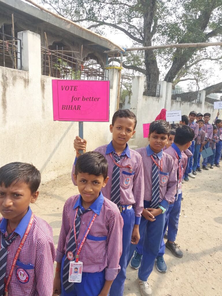 होली पार्क स्कूल, बहेड़ी ने निकाली भव्य मतदाता जागरूकता रैली, प्राचार्य दिवाकर कुमार ने दिखाई हरी झंडी होली पार्क स्कूल, बहेड़ी ने निकाली भव्य मतदाता जागरूकता रैली, प्राचार्य दिवाकर कुमार ने दिखाई हरी झंडी