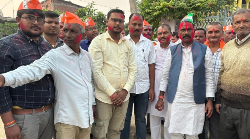 एनडीए की प्रचंड जीत पर श्रीपुर मजरहिया में जश्न, विधायक वीरेंद्र कुमार को 50,533 मतों से मिली ऐतिहासिक जीत