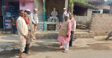 स्वतंत्रता सेनानी महावीर मंडल की याद में गूंजा 'भारत माता की जय', रमोल गांव में प्रतिमा पर माल्यार्पण और भव्य ध्वजारोहण