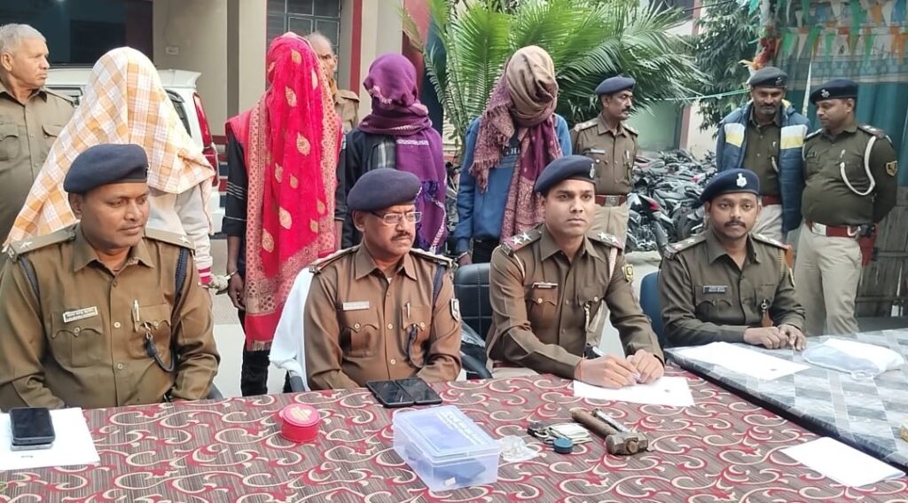 सूने घर का ताला तोड़कर लाखों की चोरी, पुलिस ने 6 घंटे में किया बड़ा खुलासा; जेवर और नकदी के साथ 4 गिरफ्तार सूने घर का ताला तोड़कर लाखों की चोरी, पुलिस ने 6 घंटे में किया बड़ा खुलासा; जेवर और नकदी के साथ 4 गिरफ्तार