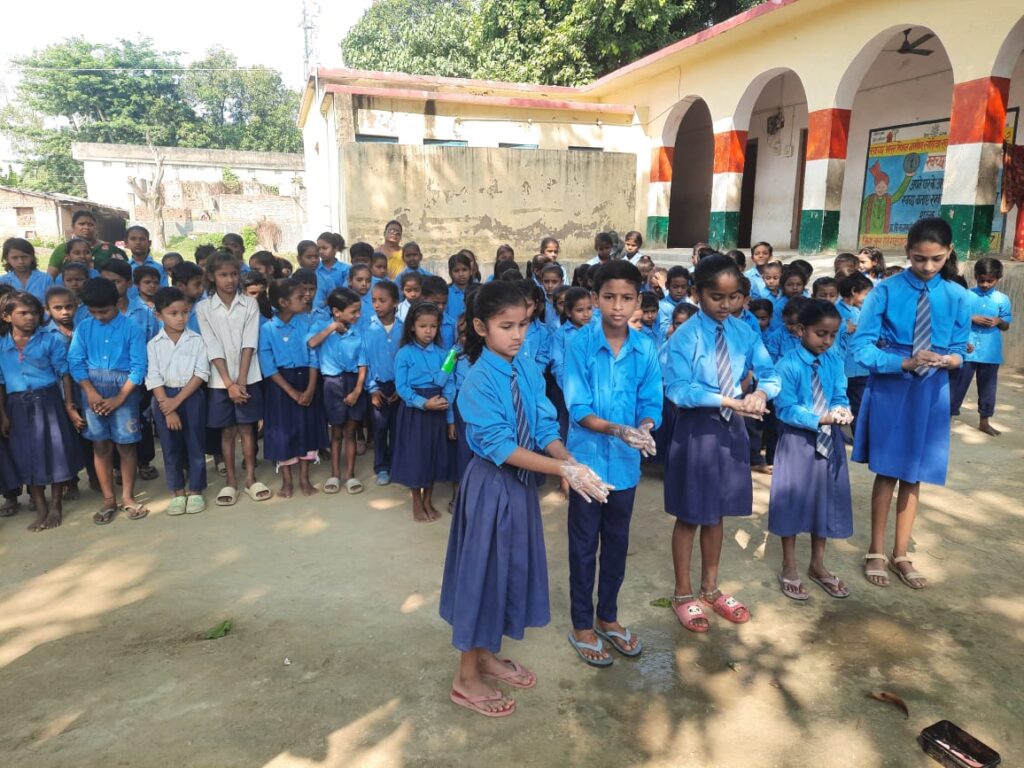 सुरक्षित शनिवार: खुले में शौच और गंदगी से होने वाले खतरों पर वार, बच्चों ने सीखे हाथ धोने के '6 अचूक मंत्र' सुरक्षित शनिवार: खुले में शौच और गंदगी से होने वाले खतरों पर वार, बच्चों ने सीखे हाथ धोने के '6 अचूक मंत्र'