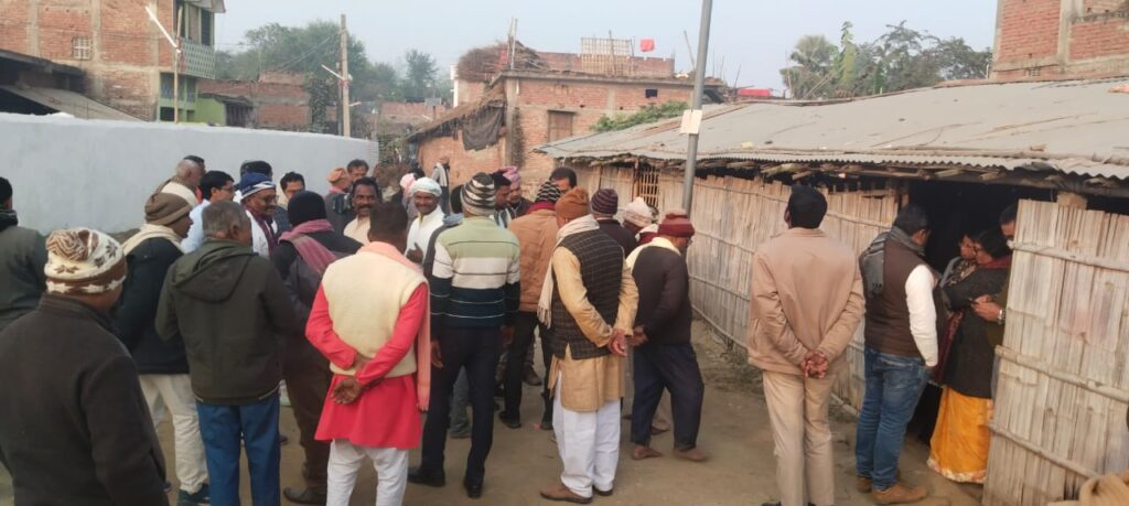 शिवाजीनगर: टाट-फूस के नीचे भविष्य गढ़ रहे बच्चे, विधायक ने प्राथमिक विद्यालय पुरन्दाही की बदहाली देख जताई चिंता