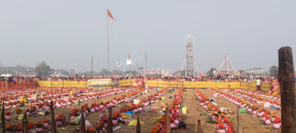 शिवाजीनगर के सहरू गांव में ऐतिहासिक सार्वजनिक बोल बम पूजा, तीन लाख से अधिक श्रद्धालुओं ने किया पार्थिव शिवलिंग पर जलाभिषेक