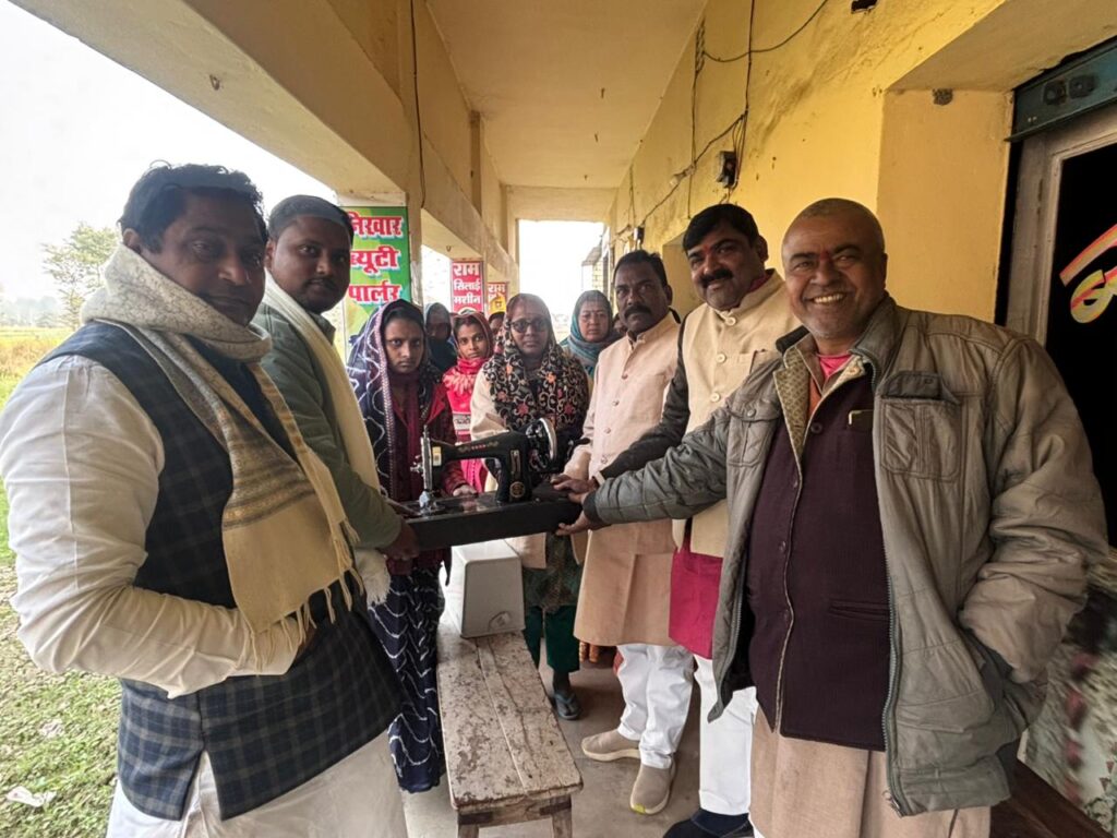 शिवाजीनगर: सांसद शांभवी चौधरी की पहल से दिव्यांगों और वृद्धों को मिली बड़ी राहत, सिलाई मशीन का भी हुआ वितरण