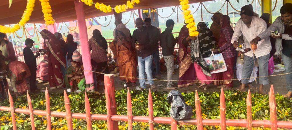 पुरन्दाही में आस्था का सैलाब: सवा लाख पार्थिव शिवलिंगों की पूजा, 20 हजार भक्तों ने किया जलाभिषेक